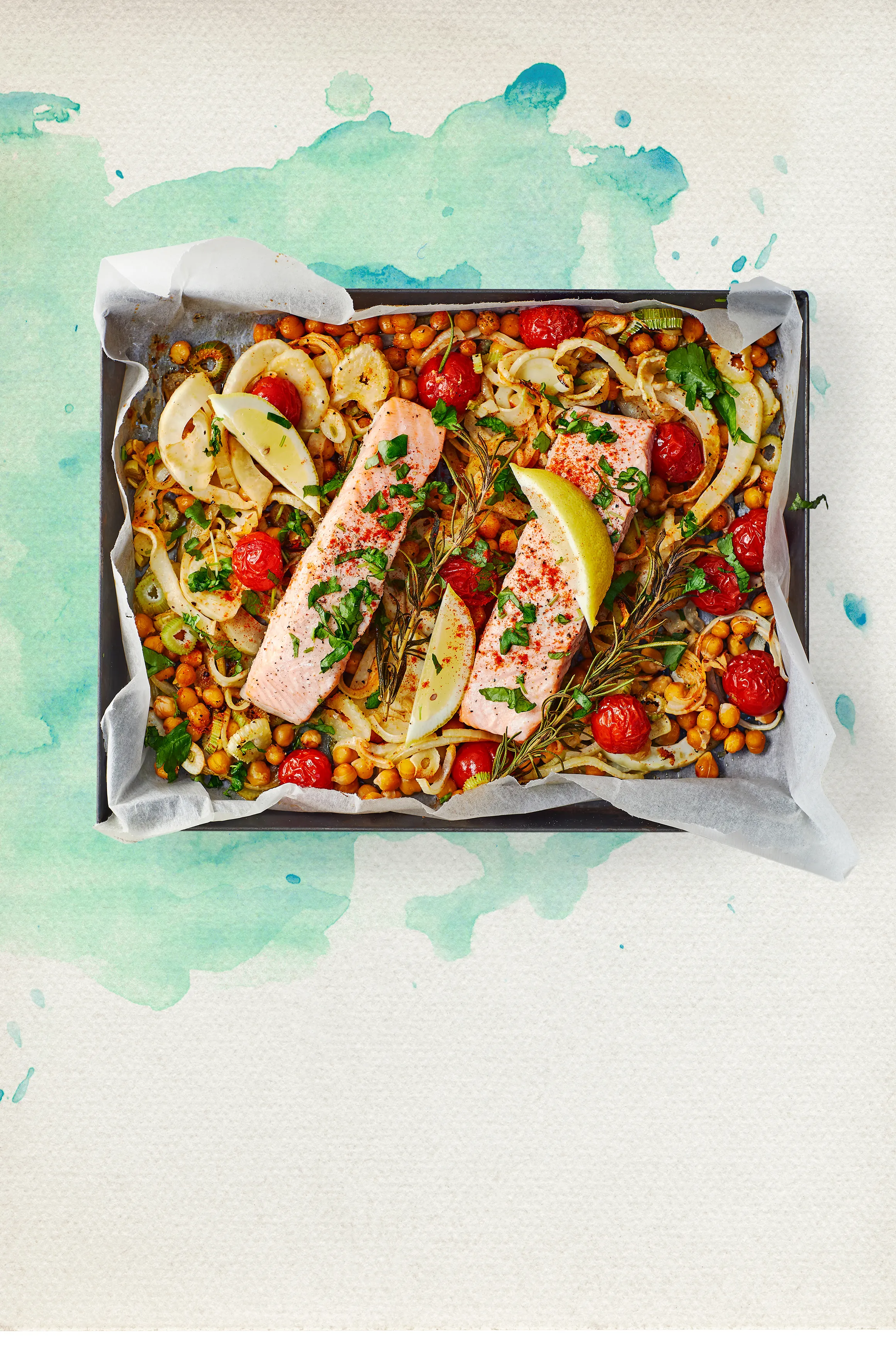 Zalm met venkel, tomaatjes en kikkererwten van de bakplaat